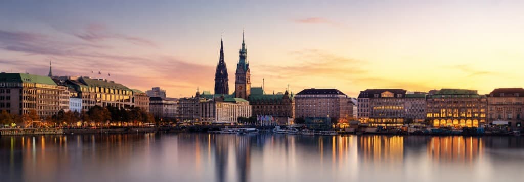 Hamburg Skyline — Alster und Rathaus